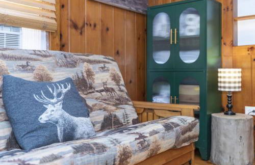 Twin Pines Retreat - Lake, Firepit and Games - Foto 79