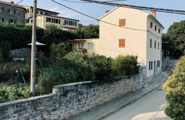 The Village View Apartment - Photo 19