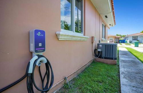 Escape GameRoom, BAR, BBQ, Spacious,KING Bed, All Luxury mattresses, Near Beach, 6 blocks away from Bars, Nite Clubs, Res, Shops - Photo 45