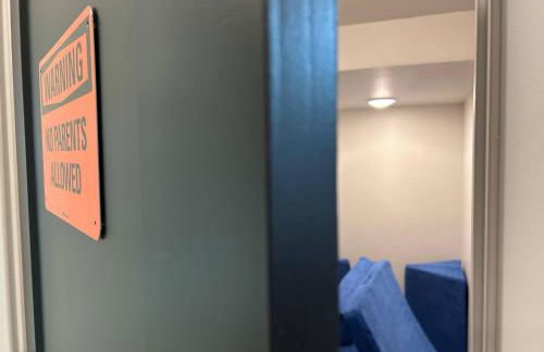 Peaks & Pines Modern Gem, 2 Kings, Bunks, Hot Tub, Walkable, Kid's Cove - Foto 21