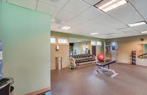 Chic Bend Condo with Fireplace and Forest Views! - Foto 35