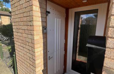 Superb Comfy 2 Bed House, Responsive & Caring Hosts Free WiFi & Parking, Close to MK Centre, Train Station, Santander, Network Rail by Webbhill Stays - Foto 49