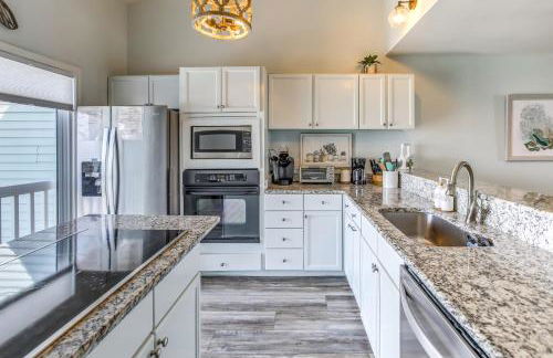 Salt and Light Oceanfront Condo with Pool and Elevator - Foto 8