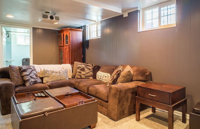 The Retro Escape City Park Hot Tub & Movie Theater - Foto 13