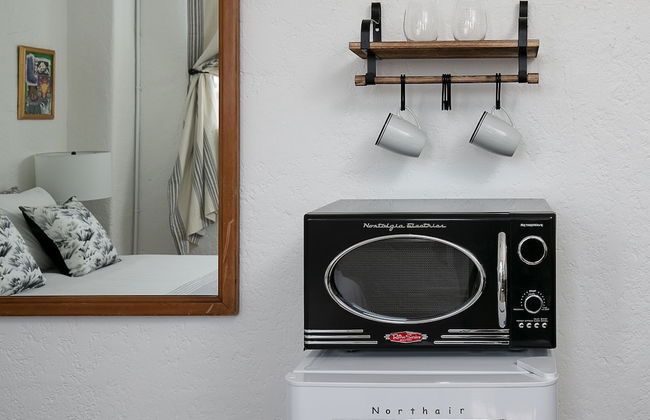 Beautiful Studio Near Hollywood! Sleeps 2! - Photo 16