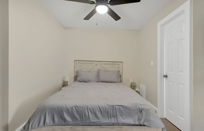 Modern Studio Apartment With Queen Bed - Photo 12