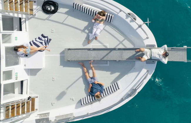 Paseo en barco al atardecer por la bahía de Palma - Foto 1