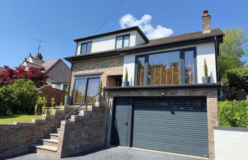 5-Bed Retreat with Hot Tub, Garden & Relaxing Views - Foto 4