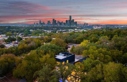 Modern Oasis w Pool Hot Tub Rooftop Deck Home Theater Mariposa Retreat by AvantStay - Foto 64