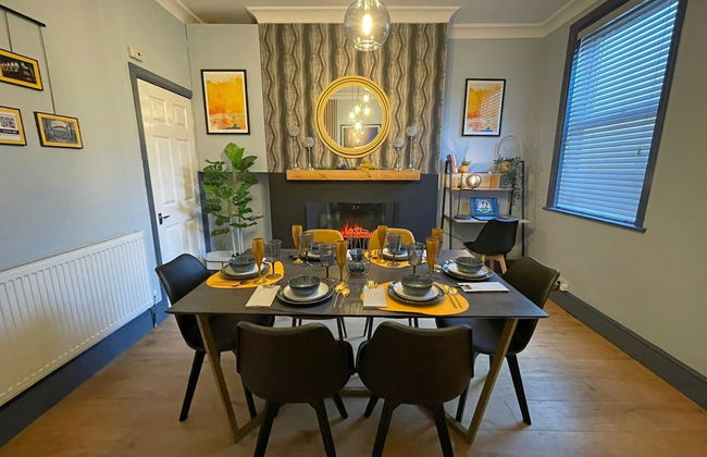 Spacious 3-Bedroom House with Parking - Photo 11