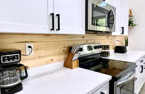 Modern Gem w/Spacious Deck, Swinging bed, Hot Tub - Foto 13