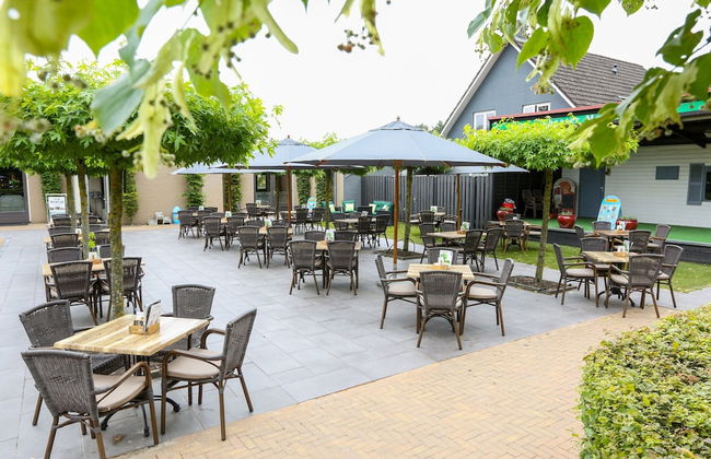 Chalet by Pond in Eindhoven Holiday Park - Photo 16