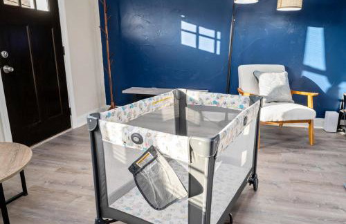 Upscale King Bed Suite with Full Workspace and Free Parking - Foto 23