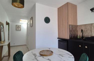 La longère du Moulin, logement T2 indépendant tout équipé avec cuisine, parking individuel avec portail, salon de jardin, belle grande chambre - Foto 7