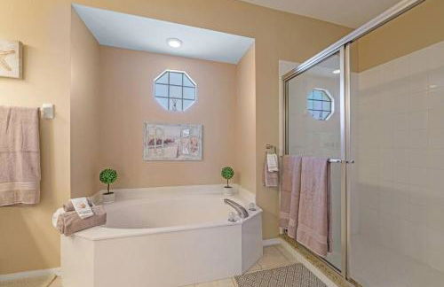 Paradise Escape Luxury Pool w/Game Room King Bed - Foto 28