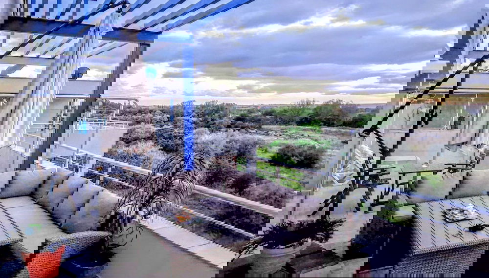 Homely Penthouse 1 Bedroom. Wrap Around Balcony. Can Sleep 5 to 6 With Addition Blow up Beds Provided - Foto 1, Imagen principal