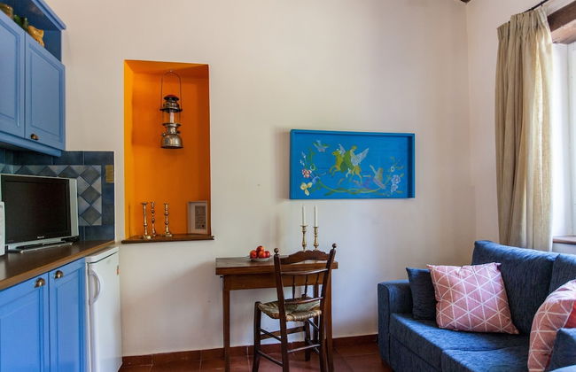 Dine on the Generous Veranda at a Rustic Stone Getaway - Foto 4