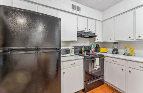 Heart of SoCo 2BR and 1BR King Suites with Free Parking, Pool, and Laundry Center - Foto 30