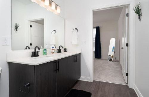 Sunrise Glow Spacious 2BR 2BA 2 King Beds Gym WFH - Foto 16