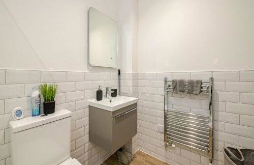 Brand New Apt - Beach Breeze Spacious 1-Bedroom Apartment with parking - sleeps 4 ppl- internet - Foto 59