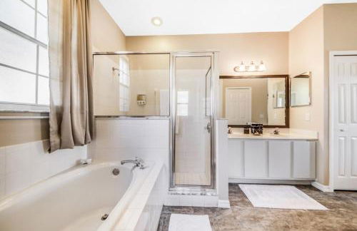 CozyCove near Disney Universal Pool Home Sleeps 10 - Foto 20