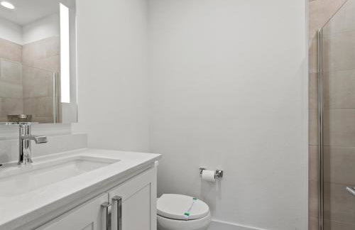 Modern Dallas Townhome with Private Rooftop, City View, Private Parking & Grill - Photo 18