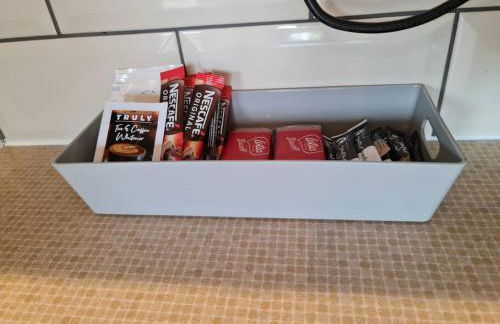 London Luxury 6 Bedroom Family House Sleeps 12 people Parking for 4 Cars Close to tube. - Foto 45