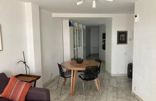 Beachfront Apartment with Sea Views & Private Parking - Foto 21