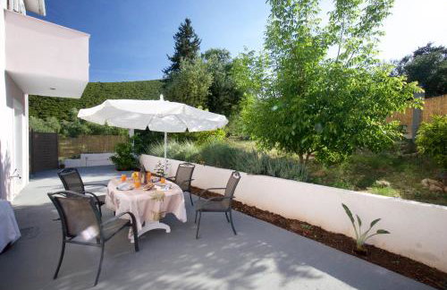 Orchid Garden Apartment - Photo 25