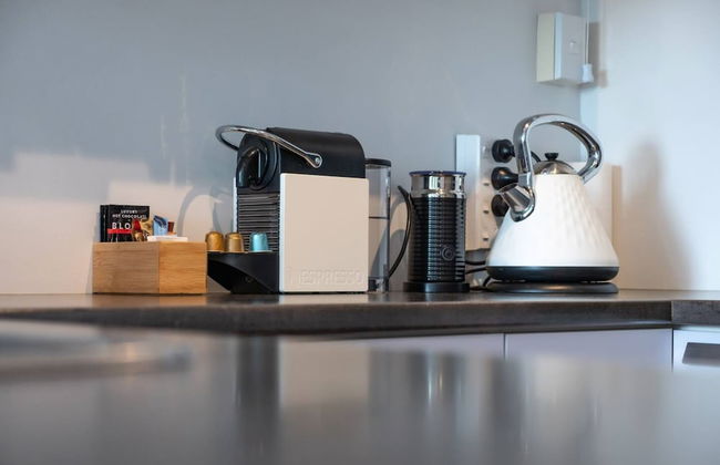 Centrally Located Light-filled Studio w/ Parking - Foto 13