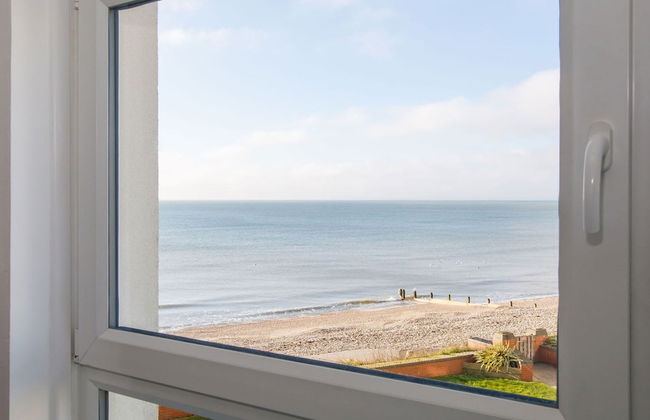 Two Bed Seafront Escape in East Wittering - Photo 8