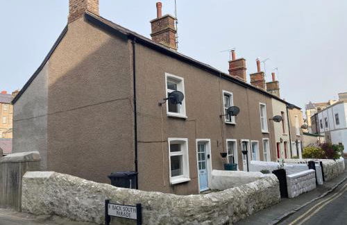 Delightful 3 Bedroomed Cottage in Llandudno - Photo 2