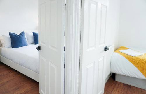 Spacious 3BR Weekend Getaway Home Near Etihad and Coop Live - Free Parking! - Foto 29