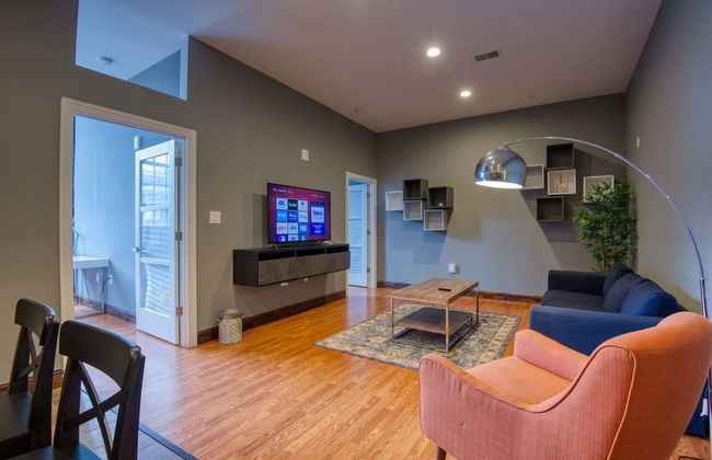 Sosuite 2BR Apt w W D Gym On-site Restaurant - Photo 31