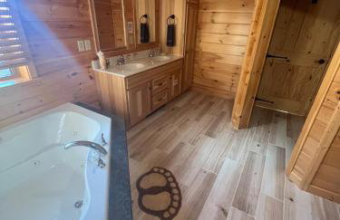 Luxury Cabin with Outdoor HotTub-NEW Construction - Foto 33