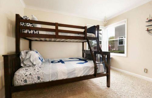 Chain O Lakes Nautical 4Bed 3Bath Waterfront with Bonus Room, Large Deck and Hot Tub - Foto 28