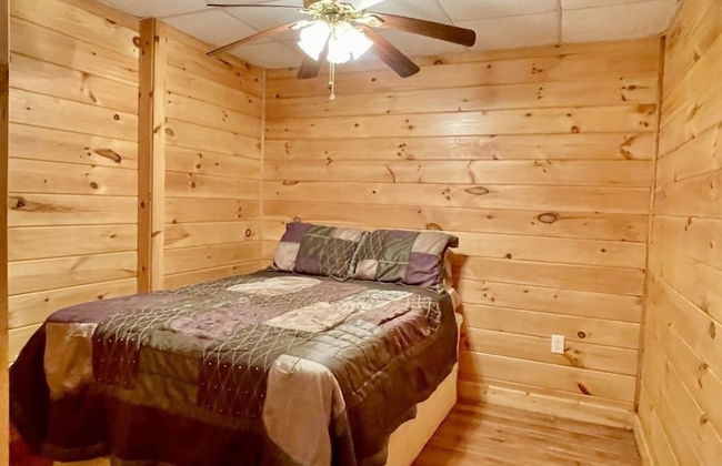 A true log cabin with 360 degree mountain views - Pet and Motorcycle friendly! 5 Bedroom Cabin by RedAwning - Foto 8