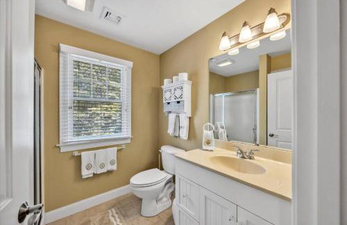 Stay 1 Block from Ocean at 7-Bed Retreat with Yard, Deck and Game Room, Host Up to 22 Across 16 Beds, Gas Fireplace, Gas Grill, Ample Parking, Walk to Menauhant Beach, Perfect for Family Getaway, 24 Hr Hospitality - Foto 49