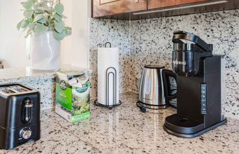 Boca Beachside 2BR 2BA with Pool and Balcony Steps to Sand - Foto 15