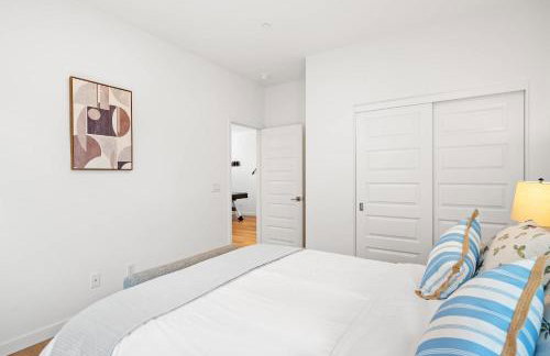 Spacious 5BR Getaway w Game Room & Modern Comfort - Photo 76