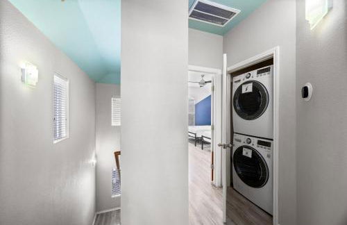 Modern 3-Story Townhome w Pool Table, Sleeps 10 Near Stadiums - Foto 6