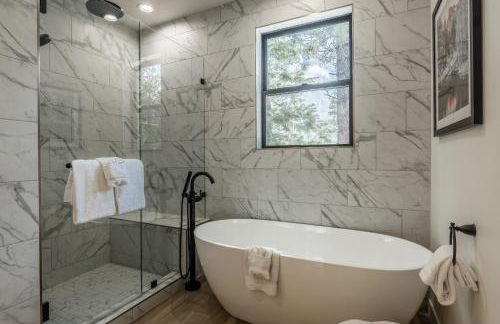 New Luxury 4BR /3BA Obsidian Reserve #110 – Hot Tub, 2-Car Garage, Pool Table, Mount Views! - Foto 23