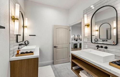 The LUX at West Event & Stay, Pool, Golf & Pickle - Foto 43