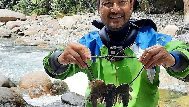 Disfrutando de la actividad de pesca en el río Zuñac