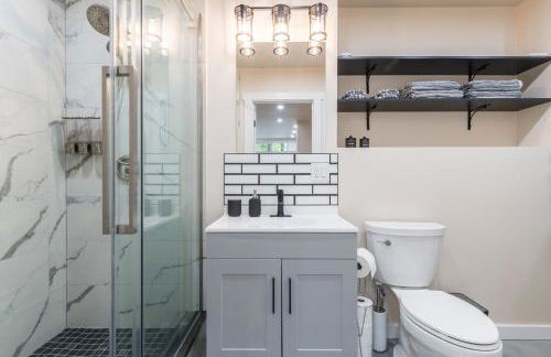 Beautiful place with a great location, free parking, WiFi & large TV. - Foto 20