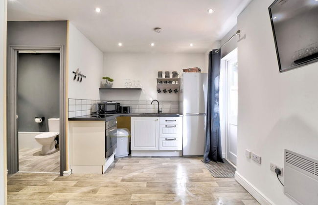 Cozy Guest Lodge With a Large Secluded Garden - Photo 7