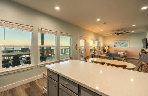 Noisywaves - Beachfront Paradise with Hot Tub, Yard, and Game Room - Foto 17