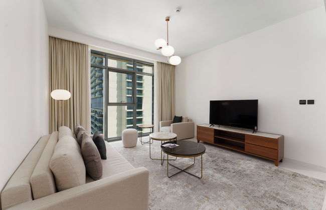 Maison Privee - Upscale Apt w/ Partial Dubai Marina & Palm Views - Photo 8