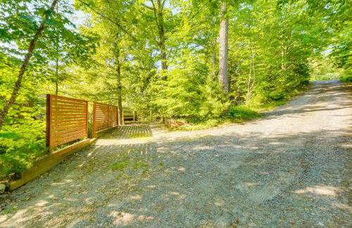 Waterfront Lake George Lodge with Boat Dock and Deck! - Foto 32