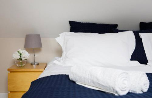 " Orchard Croft Lodge ", New Property, DOG FRIENDLY, Ideal for all Goodwood Events, 5 Minutes from Southend Barns, 9 Minutes From Sandy West Wittering Beach, 2 Bathrooms, Can Sleep 8 On Request, ' Starlink ' Wi-Fi & Sky Sports, Zip & Link Super-King beds - Foto 3